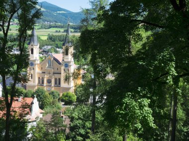 Brunico Ana Kilisesi görünümü, Alto Adige bölgesinde yaz dönemi