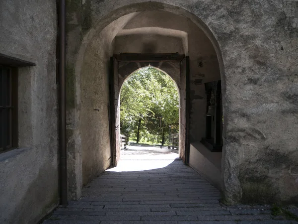 Brunico castle, Alto Adige bölgesinde yaz dönemi ayrıntılarını