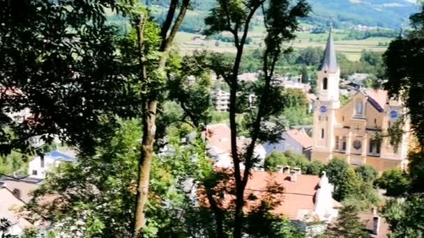 Vista sobre a igreja principal de Brunico, período de verão na área de Alto Adige — Vídeo de Stock