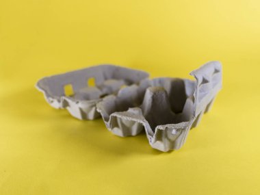 karton yumurta kutusu Sarı zemin üzerine