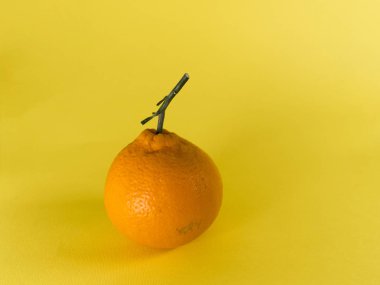 sarı arka plan üzerinde organik portakal