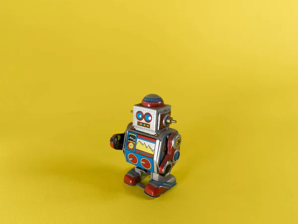 黄色背景上的老式金属机器人 — 图库照片