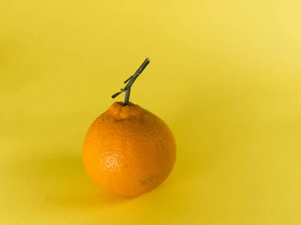 Sarı arka plan üzerinde organik portakal — Stok fotoğraf