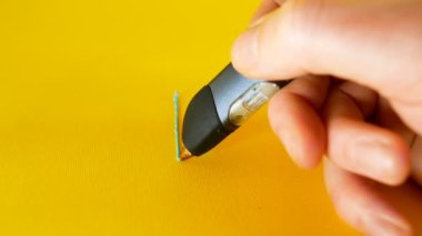 A 3d yazıcı kalem, yenilik, teknoloji ve evleri, kavram gibi konular için ideal görüntüleri ile sarı bir arka plan üzerinde küçük bir ev el berabere mans