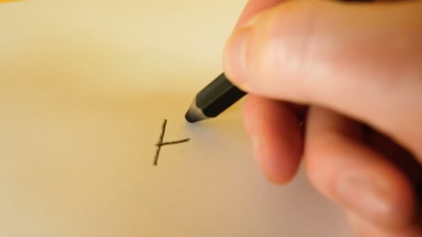 A mans hand écrit les mots Home avec un crayon noir sur fond blanc, des images idéales pour des thèmes tels que la maison et l'immigration 