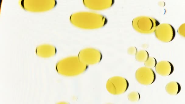 Gotas de óleo entrando na água formando texturas animadas, imagens ideais para o movimento e composição — Vídeo de Stock
