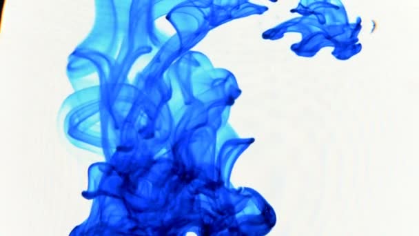 Tinta azul que entra na água formando texturas animadas, imagens ideais para o movimento e composição — Vídeo de Stock