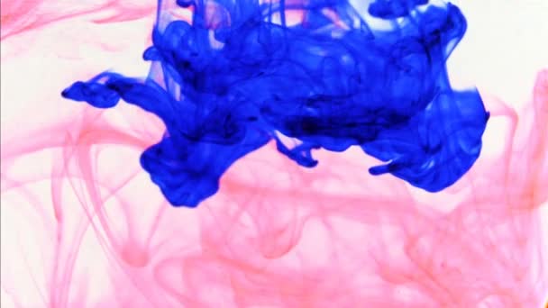Tinta vermelha e azul que entra na água formando texturas animadas, imagens ideais para o movimento e composição — Vídeo de Stock