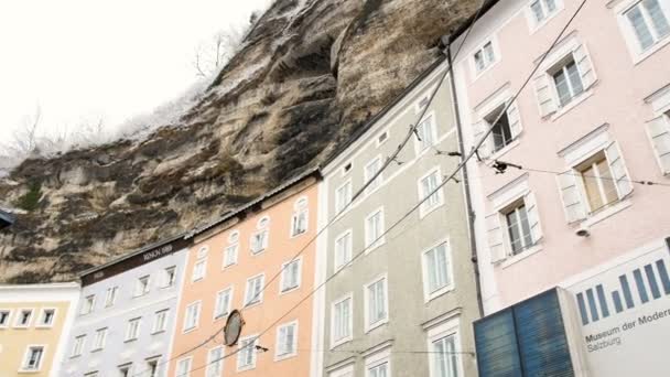 Kayalık duvarın önünde Asansör giriş, Modern Sanat Müzesi Salzburg, Avusturya — Stok video