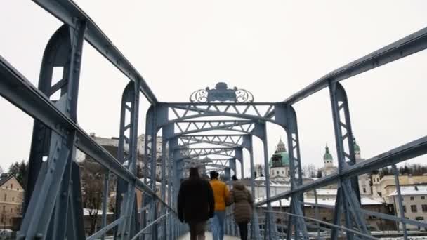 Ponte Mozart em Salzburgo durante o inverno, cidade natal de Mozart, gênio da música clássica — Vídeo de Stock