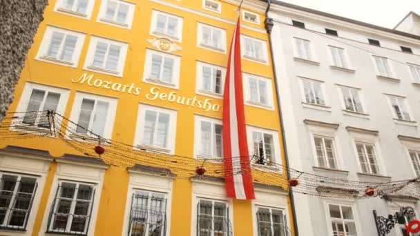 Mozartův rodný dům v Salcburku během zimy, rodištěm Mozarta, génius vážné hudby — Stock video