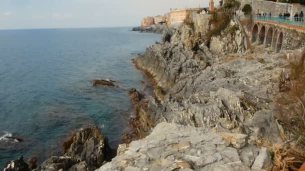 Widok na spokojne Morze Liguryjskie, dzielnicy Nervi w Genui, jednym z najpiękniejszych miejsc w regionie Liguria — Wideo stockowe