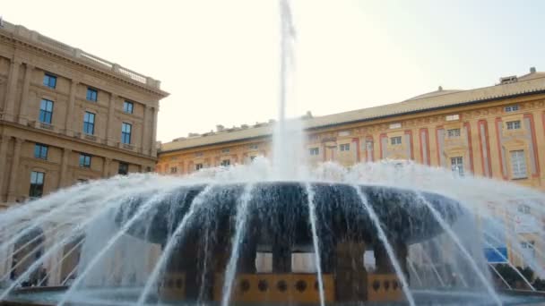 Fontána v Piazza De Ferrari je nejznámější fontány v Janově. Nachází se v centru náměstí Piazza De Ferrari, nedaleko staré soriater Portoria — Stock video