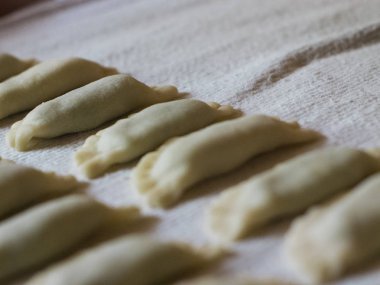 Ispanak ve ricotta el yapımı mantı yüzeyine dolu, tipik Güney Tirol tarifi kaynar suda pişirilmeli hazır