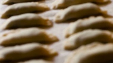 izleme atış ravioli ıspanak ve ricotta el yapımı ile dolu bir yüzeyi, tipik Güney Tirol tarifi kaynar suda pişirilmeli hazır