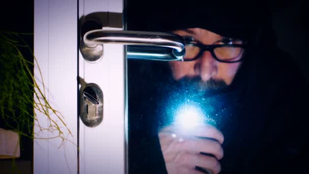 Włamywacz wchodzi do domu, przedzierając się przez drzwi szklane z śrubokręt, materiał idealny dla reprezentujących problemów bezpieczeństwa, kradzież — Wideo stockowe
