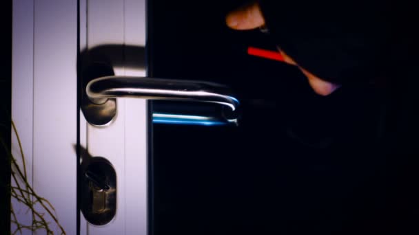 Lupič vstoupí do domu, prorážet skleněné dveře s šroubovák, záběry ideální pro reprezentaci bezpečnostních problémů, krádež — Stock video