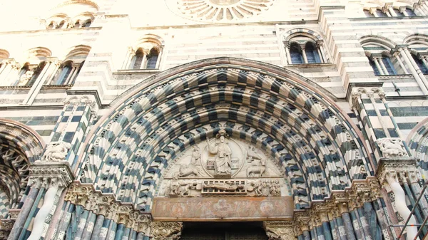 Portalen van de gevel van de kathedraal van San Lorenzo, is de belangrijkste katholieke plaats van aanbidding in de stad Genua — Stockfoto