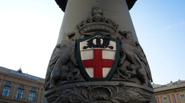 Poste de lámpara con el emblema de la ciudad de Génova — Foto de Stock