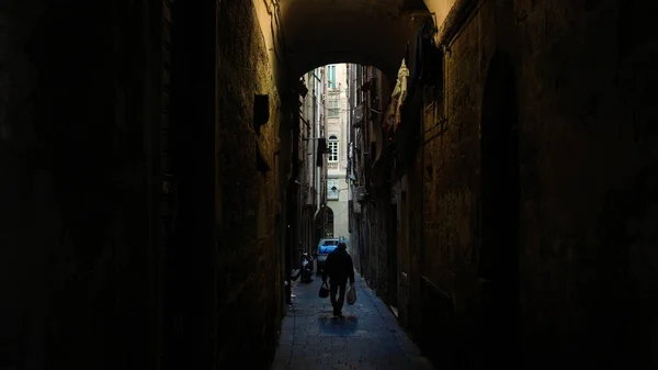 Vista desde abajo hacia el cielo en los callejones, calles estrechas típicas en el centro de Génova — Foto de Stock