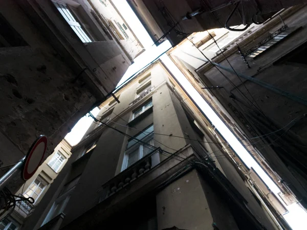 Vista desde abajo hacia el cielo en los callejones, calles estrechas típicas en el centro de Génova — Foto de Stock