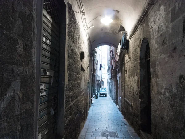 Vista desde abajo hacia el cielo en los callejones, calles estrechas típicas en el centro de Génova — Foto de Stock