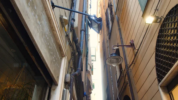 Vista desde abajo hacia el cielo en los callejones, calles estrechas típicas en el centro de Génova — Foto de Stock