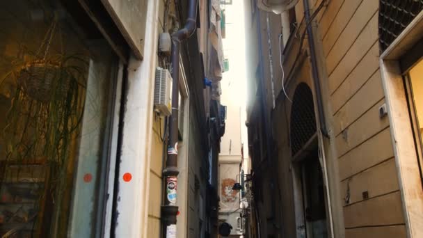 Вид снизу на небо в переулках, типичных узких улочках в центре Генуи — стоковое видео