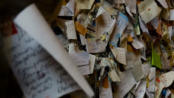 Weinig kaarten met een liefdevolle toewijding aan de muur van Juliets balkon — Stockvideo