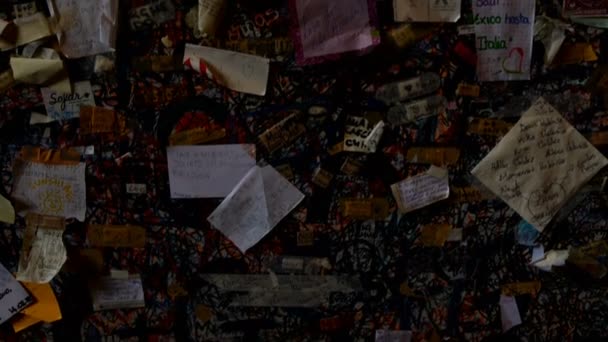 Pequenos cartões com uma dedicação amorosa na parede da varanda Juliets — Vídeo de Stock
