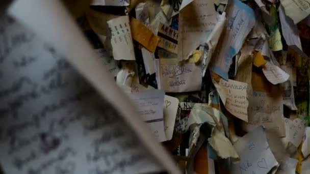 Weinig kaarten met een liefdevolle toewijding aan de muur van Juliets balkon — Stockvideo