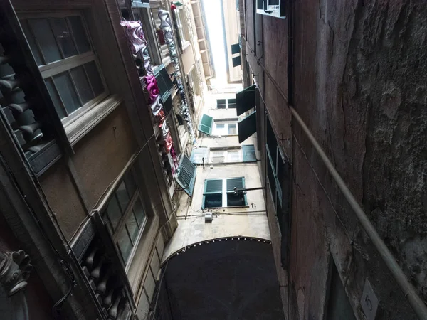 Vista desde abajo hacia el cielo en los callejones, calles estrechas típicas en el centro de Génova — Foto de Stock