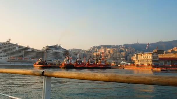 Uitzicht bij zonsondergang over de oude haven van Genua, naar het bergachtige deel, geboorteplaats van Christopher Columbus — Stockvideo