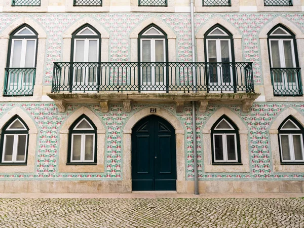 Parede de um palácio antigo coberto com azulejo, um ornamento típico da arquitetura portuguesa — Fotografia de Stock