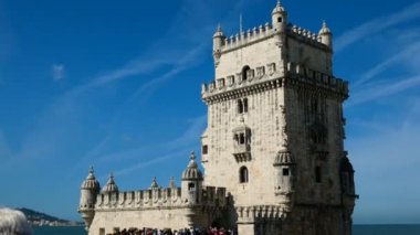 Belem kulesigörünümü, Tagus nehri, açık gün ve mavi gökyüzü, Lizbon