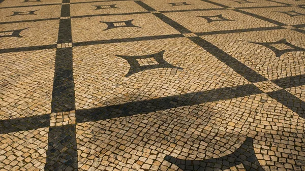 Vista sobre o chão típico de Lisboa, ornamentos típicos desta cidade — Fotografia de Stock