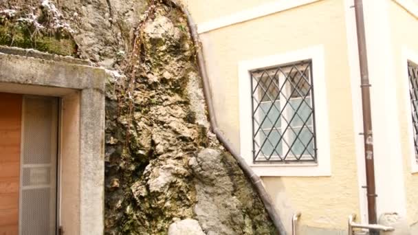 Detalle de la casa cerca de una cara de roca en Salzburgo, tiempo de invierno — Vídeo de stock