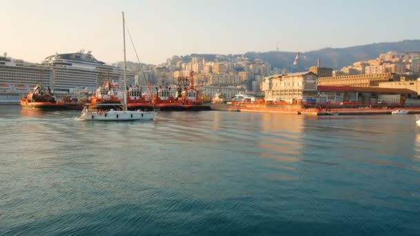 Blick bei Sonnenuntergang über den alten Hafen von Genua in Richtung Gebirge, Geburtsort von Christopher Columbus — Stockvideo