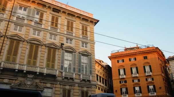 Atardecer palacio en el centro de Génova, famosa ciudad por Cristóbal Colón — Vídeos de Stock