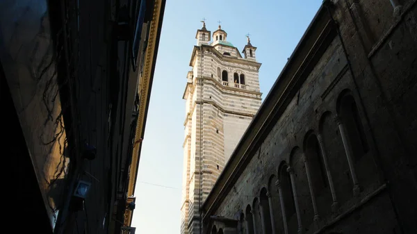 Campanario de la fachada de la Catedral de San Lorenzo, es el lugar de culto católico más importante de la ciudad de Génova — Foto de Stock