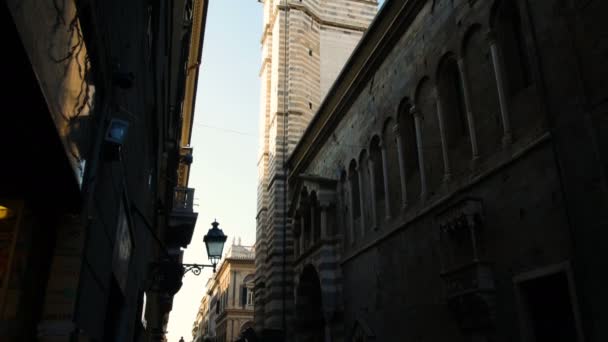 Torre de sino da fachada da Catedral de San Lorenzo, é o mais importante local de culto católico na cidade de Gênova — Vídeo de Stock