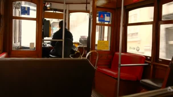 De beroemde lege tram achtentwintig, dak detail, toeristische bestemming bij uitstek in Lissabon — Stockvideo