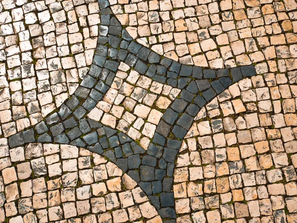 Vista sobre o chão típico de Lisboa, ornamentos típicos desta cidade — Fotografia de Stock