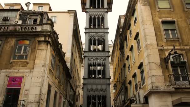 Santa Justa Lift, рядом с районом Кармо, Лисбон — стоковое видео