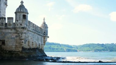 Belem kulesigörünümü, Tagus nehri, açık gün ve mavi gökyüzü, Lizbon