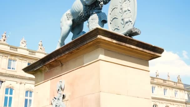 Leeuw standbeeld, Neues Schloss achter de fontein, domicilie van het ministerie van Financiën, Paleis in Schlossplatz Square, Stuttgart, hoofdstad van de staat Baden Württemberg — Stockvideo