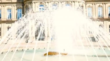Yeni Saray, Neues Schloss çeşme arkasında, Maliye Bakanlığı ikamet, Schlossplatz meydanında saray, Stuttgart, Baden Wurttemberg eyaletinin başkenti