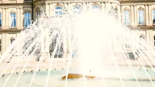 Nuevo Palacio, Neues Schloss detrás de la fuente, domicilio del Ministerio de Hacienda, palacio en la plaza Schlossplatz, Stuttgart, capital del estado de Baden Wurttemberg — Vídeos de Stock