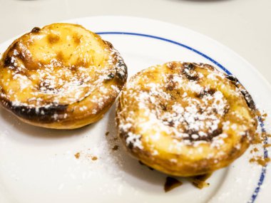 ünlü pasteis de nata, Lizbon, Portekiz tipik tatlı ile yemek