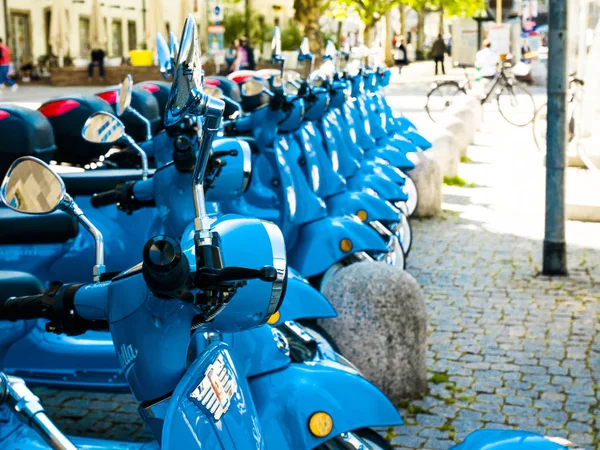 Stuttgart, Almanya'nın merkezinde Vespa kiralama